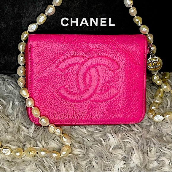 CHANEL Handbags - CHANEL Vintage CC Logo Pink Caviar Leather Key & Card Holder 🎀